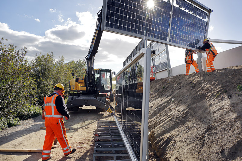 Aanleg geluidsscherm met zonnepanelen langs de A 50